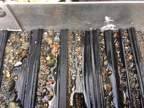 Comment prospecter et trouver de l'or en rivière ? 17 ensemble de minéraux dans le concentré d'orpaillage