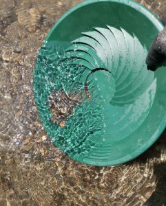 les graviers dégringolent les marches