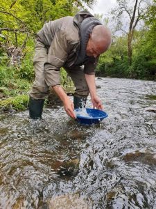 prospection au pan au milieu de la rivière