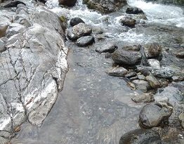 spot d'orpaillage sous une chute d'eau