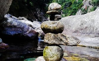 Empilement galets en orpaillage