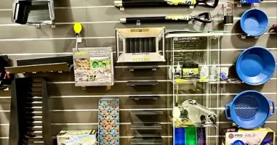 présentoire de matériel d'orpaillage dans un magasin spécialisé