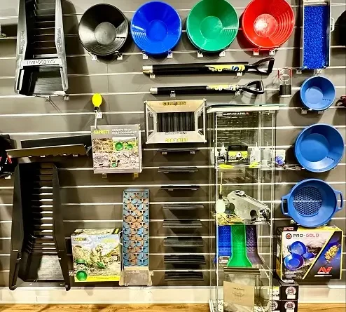 présentoire de matériel d'orpaillage dans un magasin spécialisé