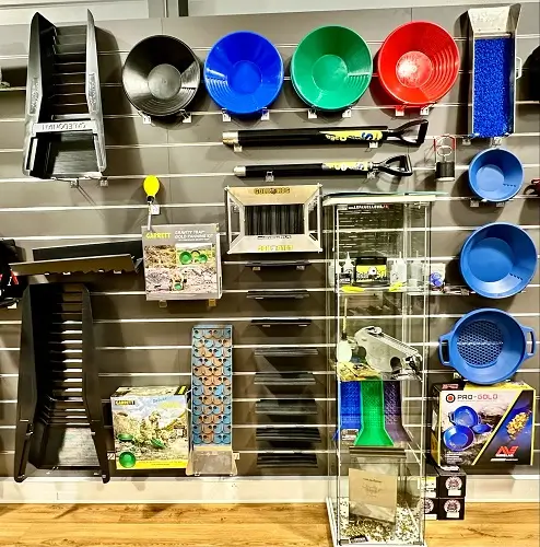 présentoire de matériel d’orpaillage dans un magasin spécialisé
