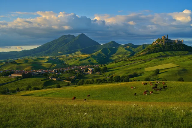 paysage d'un village au milieux des volcan d'auvergne