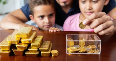 un père et ses deux enfants avec des lingots et pièces d'or d'investissement sur une table