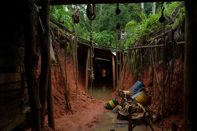 camp abandonné suite au passage de militaires français au milieu de la jungle