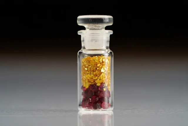 paillettes et grenats trouvés en orpaillage dans la Garonne