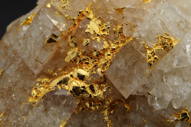 Spécimen de quartz blanc traversé par des veines d’or