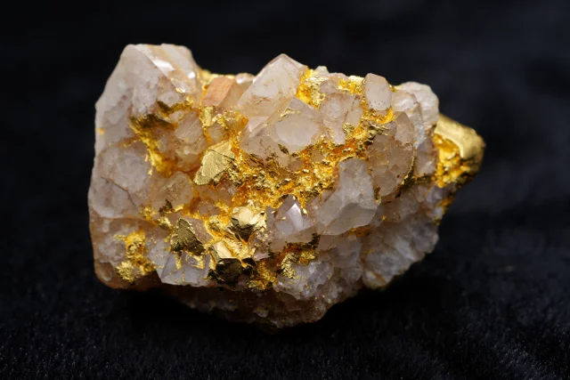 Quartz aurifère avec inclusions visibles d’or natif