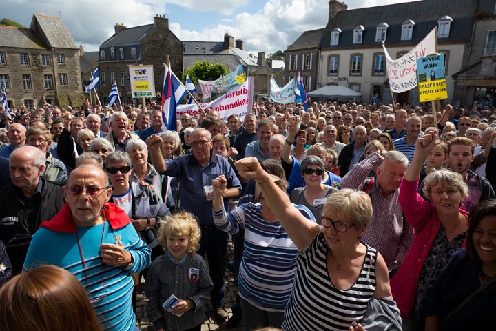 Manifestation en Bretagne contre l'exploration minière, symbolisant l'opposition locale et environnementale au projet.