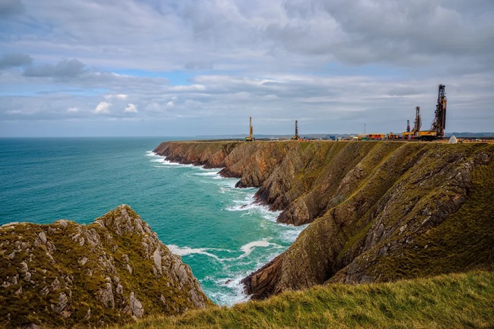Paysage côtier emblématique de Bretagne, sous la menace potentielle de vastes projets miniers d'exploration.