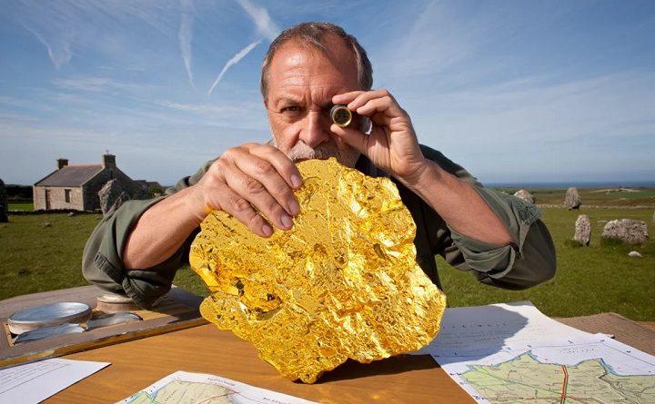 Pépite d'or scintillante : l'objet qui a déclenché la nouvelle fièvre de l'or en Bretagne et l'ambition d'un géologue.
