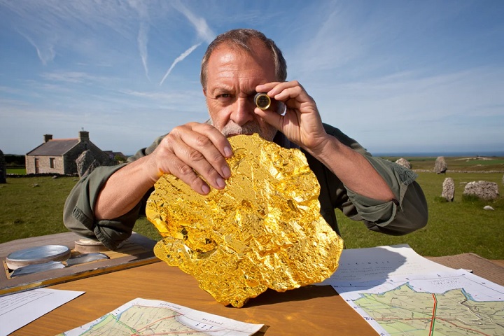 Pépite d'or scintillante : l'objet qui a déclenché la nouvelle fièvre de l'or en Bretagne et l'ambition d'un géologue.
