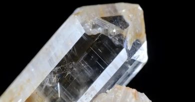 Zircon brut cristallisé sur une matrice de cristal de roche