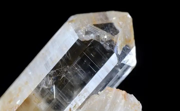 Zircon brut cristallisé sur une matrice de cristal de roche