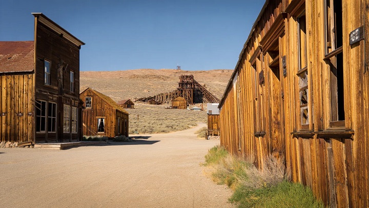 ville fantôme et mine abandonnée au loin sur un autre angle de vue