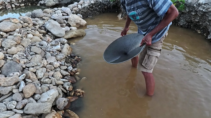 orpailleur ayant l'habitude de faire des stages dans cette endroit complètement dévasté par des trous