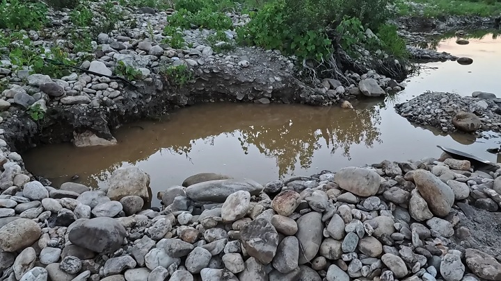 un énorme trou dans le placer aurifère