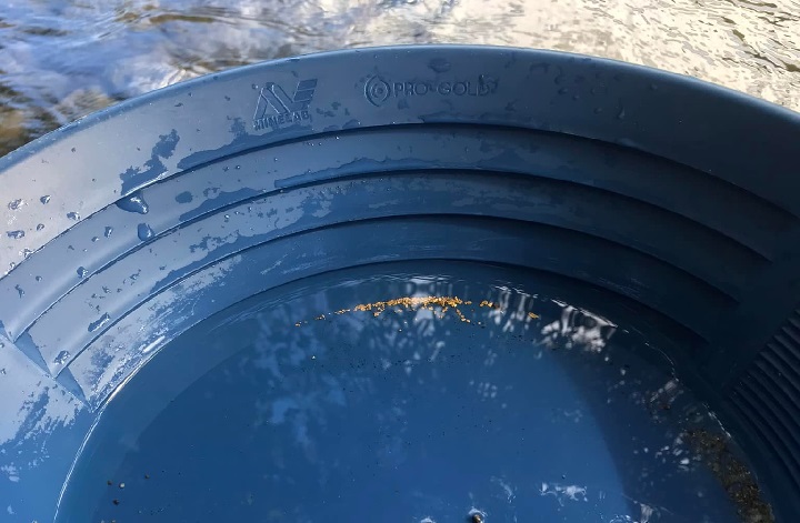 paillettes d'or au fond d'un pan américain bleu