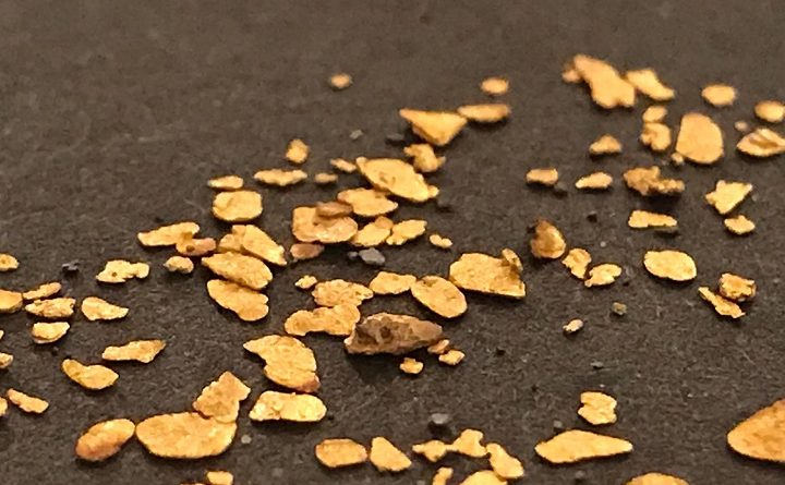 paillettes d'or prise sur un fond sombre avec un objectif macroscopique