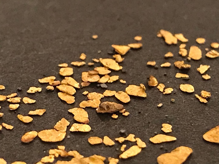 paillettes d'or prise sur un fond sombre avec un objectif macroscopique