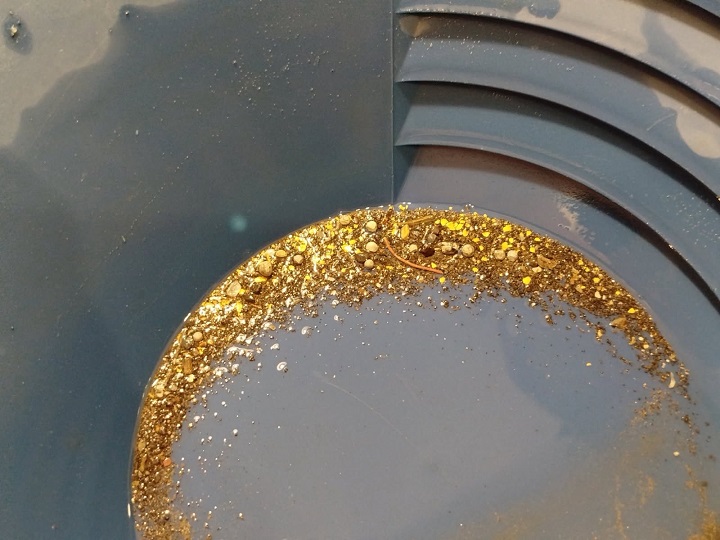 voici 2 grammes d'or dans du concentré aurifère