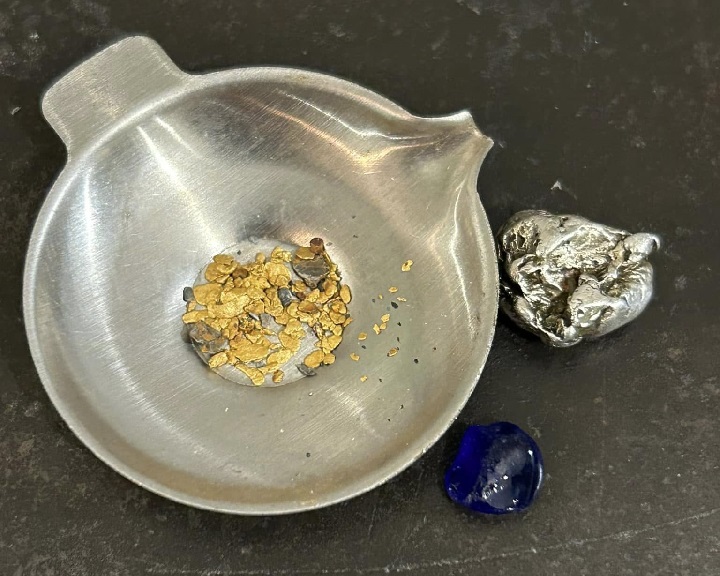 ensemble de paillette et quelques gemmes trouvées en orpaillage