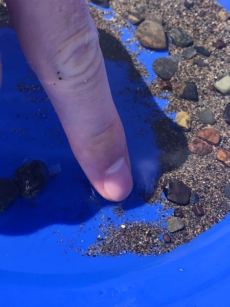 paillette trouvé dans un tas de sable pour faire du béton