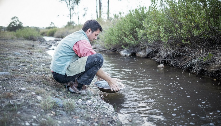 Placer de plage avec du sable fin où l'or se concentre.