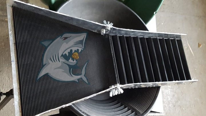 Où chercher de l’or en Pologne ? 3 Gros plan sur un matériel d'orpaillage portatif avec tapis en caoutchouc strié noir et logo de requin.