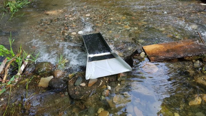 Où chercher de l’or en Pologne ? 2 Rampe de lavage ou sluice installée dans le courant d'un ruisseau pour filtrer les sédiments aurifères.